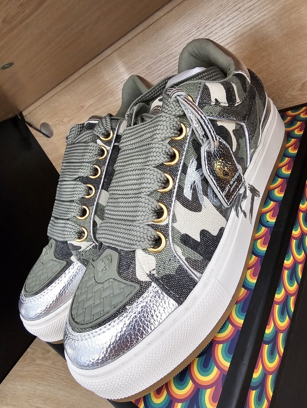 Kurt Geiger London SouthBank Tag Sneaker. Size 8.5 - Picture 4 of 13